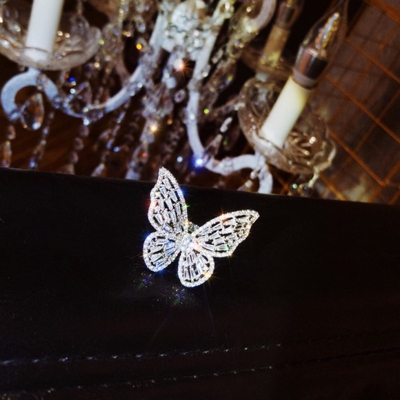 18k White Gold Diamond Butterfly Statement Ring - Picture 3 of 9